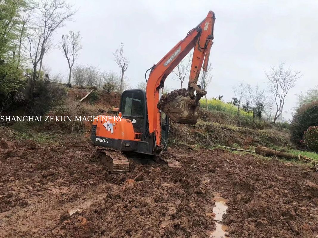 मूल हाइड्रोलिक वाल्व के साथ 2010 EX60 सेकंड हैंड मिनी खुदाई मशीन 38.1kw