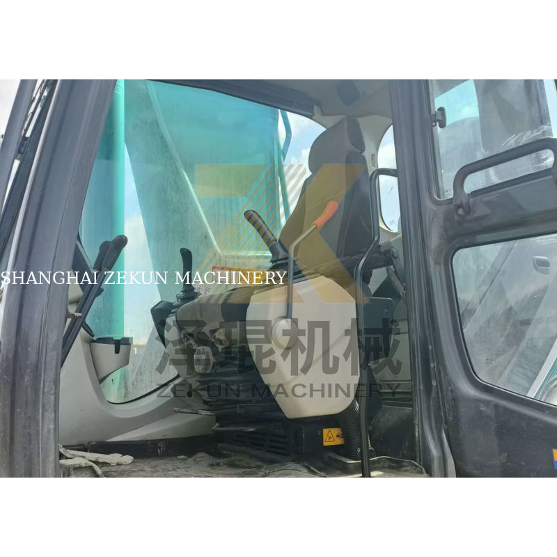 अच्छी स्थिति में कोबेलको SK350LC 8 1.6 m3 बाल्टी क्षमता और HINO इंजन के साथ खुदाई मशीन