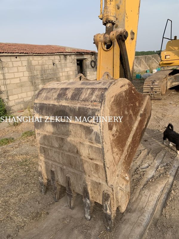 2015 कोमात्सु PC210LC-8MO खुदाई करने वाला, जिसका परिचालन भार 100 किलोग्राम और अधिकतम खुदाई पहुंच 9 है