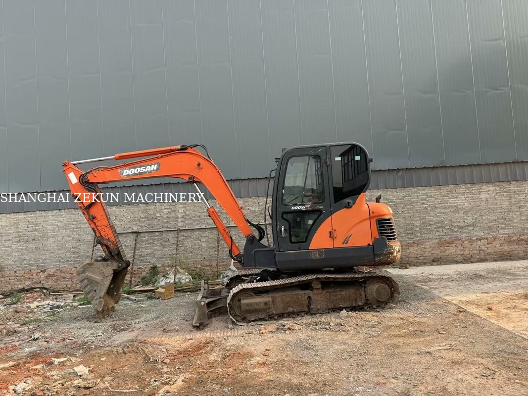 Doosan DX60 उत्खनन उपकरण स्तर 3 उत्सर्जन मानक अधिकतम पहुंच जमीन के स्तर पर 100 मिमी और प्रदर्शन