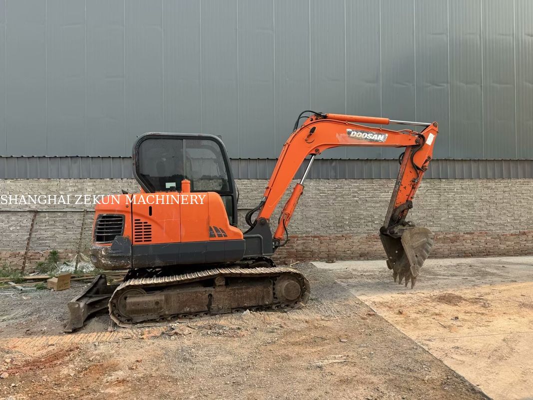 Doosan DX60 उत्खनन उपकरण स्तर 3 उत्सर्जन मानक अधिकतम पहुंच जमीन के स्तर पर 100 मिमी और प्रदर्शन